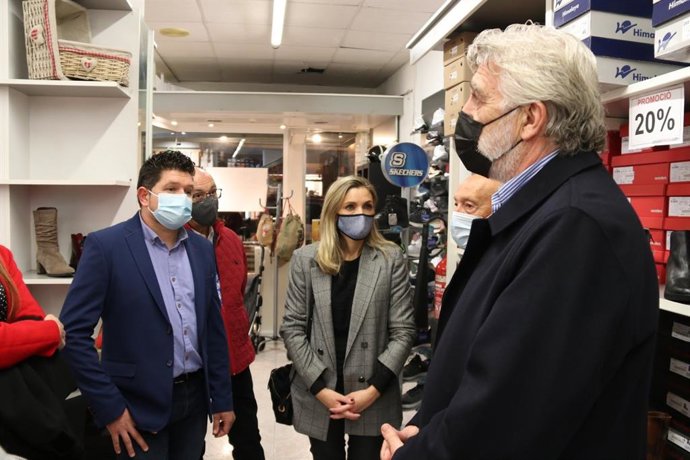 La portavoz de Cs Baleares, Patricia Guasp, y el regidor de Cs en Inca, Andrés Sánchez, en una reunión con miembros de la Asociación de Comerciantes de Inca.