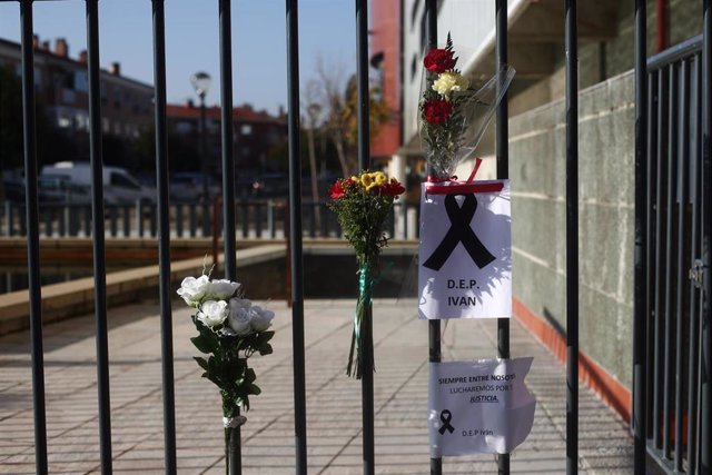 Verjas con crespón negro y flores en apoyo al joven asesinado en la localidad en una de las calles de Velilla de San Antonio, en Madrid (España), a 18 de noviembre de 2020. Los agentes del grupo de la Policía Judicial de la Guardia Civil de Rivas Vacimadr