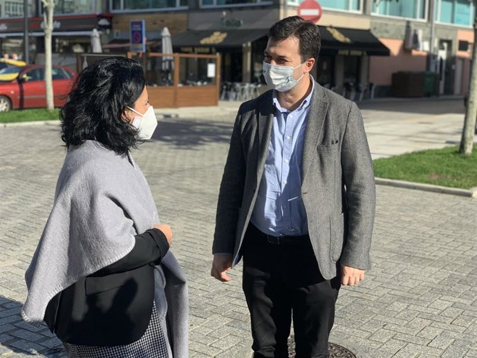 El secretario xeral del PSdeG, Gonzalo Caballero, junto a la alcadesa de Cee, Margarita Lamela