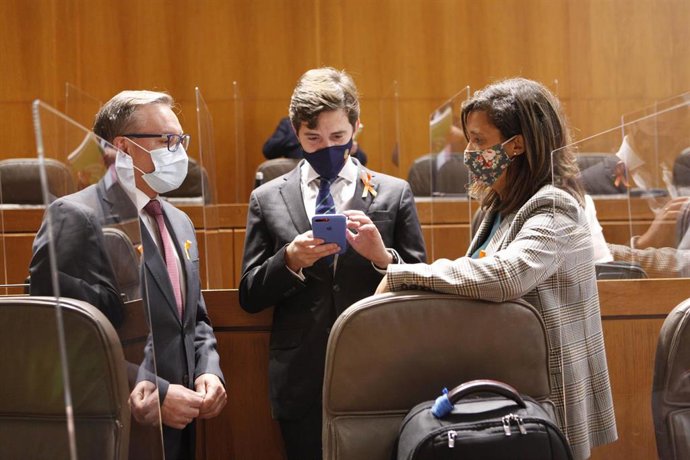 Diputados del PP Aragón antes de la sesión plenaria.