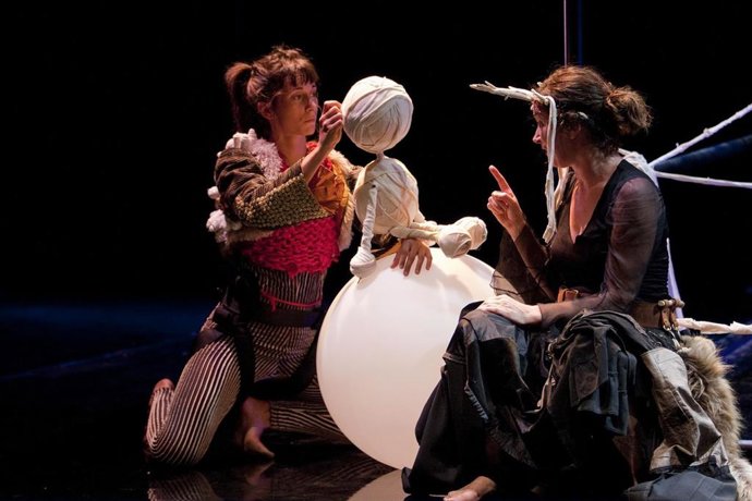 Np El Teatro Cánovas Acoge Este Fin De Semana El Premiado Montaje Ikimilikiliklik, Mi Pequeña De La Compañía Marie De Jongh