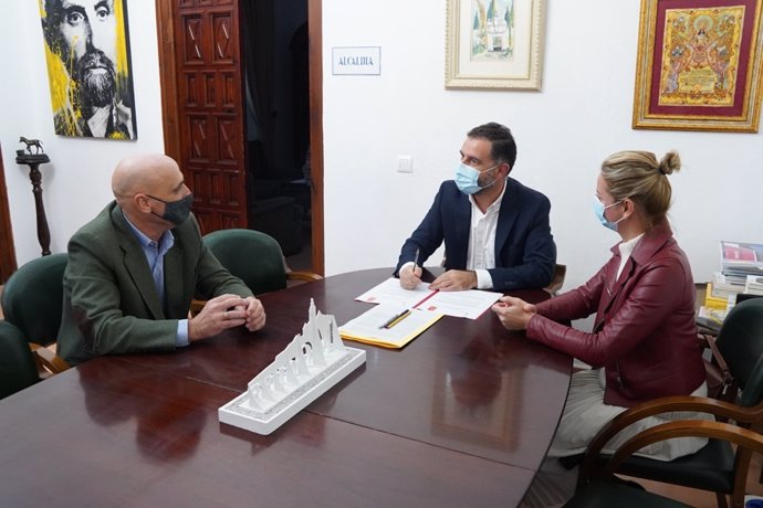 Acuerdo entre la Fundación Cepsa y el Ayuntamiento de Moguer para mejorar el Liceo moguereño.