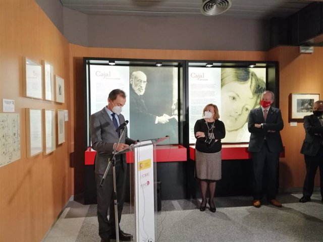 El ministro de Ciencia e Innovación, Pedro Duque, inaugura la exposición sobre el legado de Santiago Ramón y Cajal en el Museo Nacional de Ciencias Naturales (MNCN-CSIC).