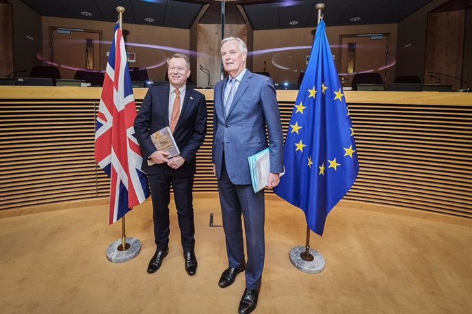 HANDOUT - 02 March 2020, Belgium, Brussels: European Union chief Brexit negotiator Michel Barnier (R) and the UK chief Brexit negotiator David Frost pose for a photo before the start of the first post-Brexit trade talks between the EU and the United Kin