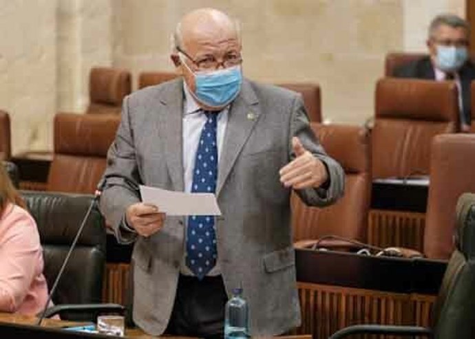 El consejero de Salud y Familias, Jesús Aguirre, este jueves en el Pleno del Parlamento.