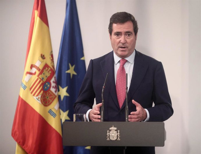El presidente de CEOE, Antonio Garamendi, comparece en rueda de prensa tras la constitución con el Gobierno de la Mesa de Diálogo Social para la Recuperación, la Transformación y la Resiliencia, en Moncloa, Madrid (España), a 16 de noviembre de 2020. La