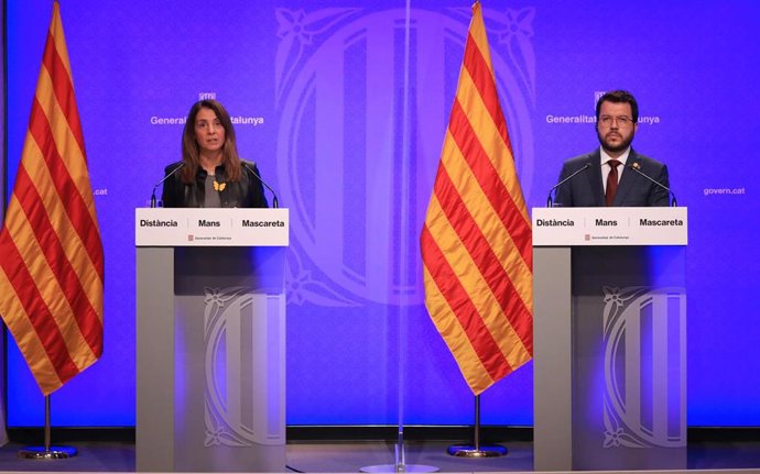 La consellera de Presidencia y portavoz del Govern, Meritxell Budó, y el vicepresidente, Pere Aragons, en rueda de prensa telemática para presentar el plan de apertura que flexibiliza las restricciones ante la segunda ola del coronavirus en Catalunya.