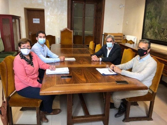 El conseller insular de Hacienda y Función Pública, Josep Lluís Colom, la alcaldesa de Santanyí, Maria Pons, el director insular de Emergencias, Xisco López, y el regidor municipal de Emergencias y Seguridad, Joan Gaspapr Aguiló.