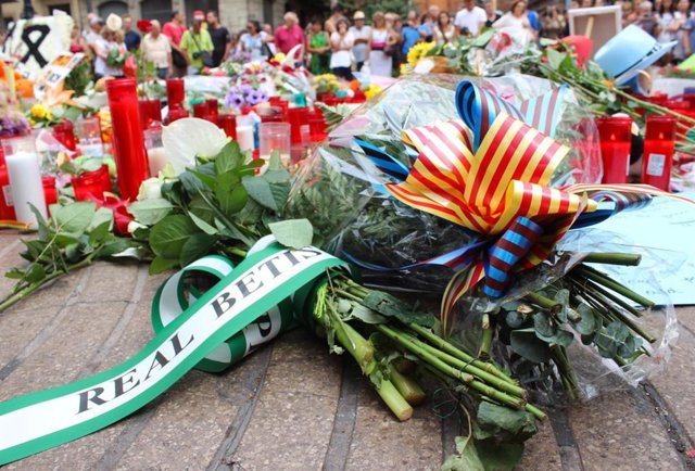 Flors en l'homenatge a las víctimes dels atemptats de Barcelona i Cambrils