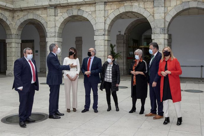 El consejero de Sanidad, Miguel Rodríguez, y representantes de los grupos del Parlamento