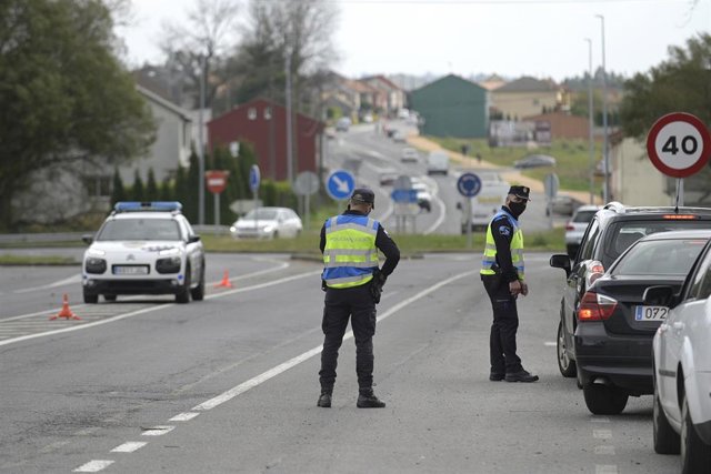 Control de policía en una carretera de Bergantiños el día de la entrada en vigor de nuevas medidas y del cierre perimetral del municipio debido a la crisis del Covid-19, en Bergantiños, A Coruña, Galicia, (España), a 14 de noviembre de 2020. Este y otros 