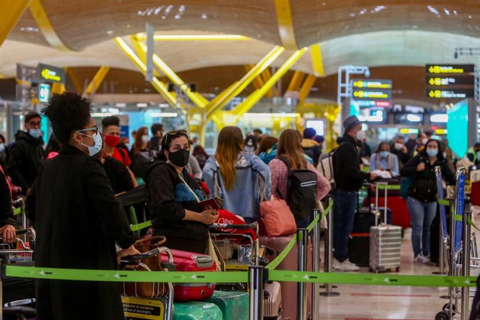 Filas de pasajeros esperan para dejar su maleta antes de embarcar en el avión en la T4 del Aeropuerto Adolfo Suárez Madrid-Barajas, en Madrid, (España).