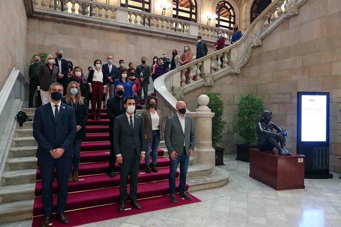 Minut de silenci al Parlament en memria dels 480 migrants que van morir a l'oce Atlntic.