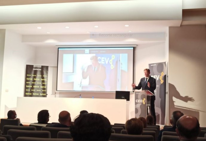 El president de la Generalitat Valenciana, Ximo Puig en la Asamblea General de la CEV