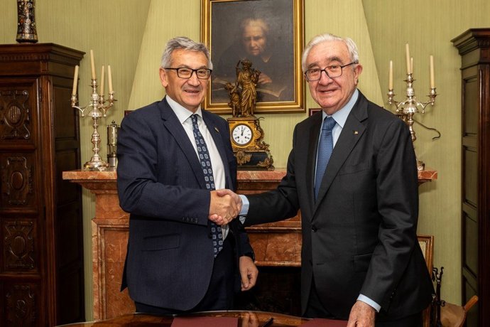 Firma del convenio entre la Universidad y Caja Rural para poner en marcha la Cátedra del Archivo de la Tradición Oral de Asturias, en 2019.