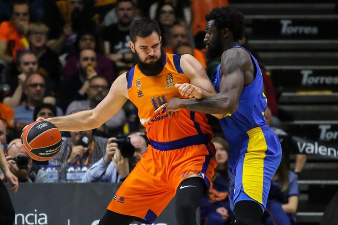 Bojan Dubljevic intenta penetrar ante la defensa de Othello Hunter en el Valencia Basket-Maccabi de la Euroliga 2019-2020