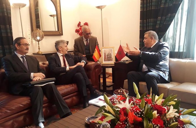 El ministro del Interior, Fernando Grande-Marlaska, se reúne el pasado mes de febrero en Rabat con  su homólogo marroquí, Abdelouafi Laftit