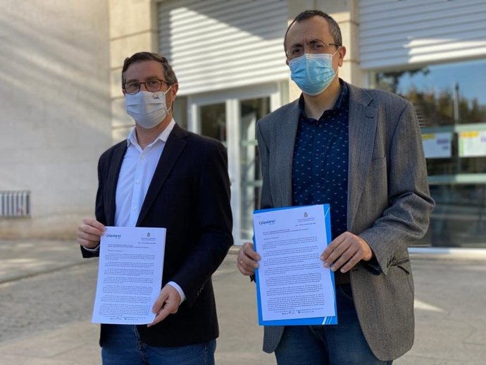 El coordinador general del Partido Popular de Jaén, Miguel Contreras y el portavoz del Grupo Popular en el Ayuntamiento de Jaén, Manuel Bonilla, tras registrar la petición