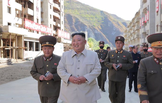 HANDOUT - 14 October 2020, North Korea, Komdok: A photo provided by the North Korean state news agency (KCNA) on 14 October 2020, shows North Korean leader Kim Jong-un (C)visiting the typhoon-ravaged city of Komdok. Photo: -/KCNA/dpa - ATTENTION: edito