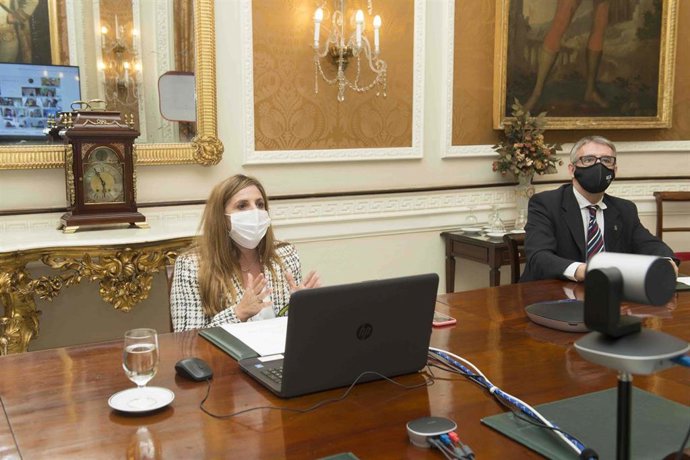 Irene García con el rector de la UCA, Francisco Piniella