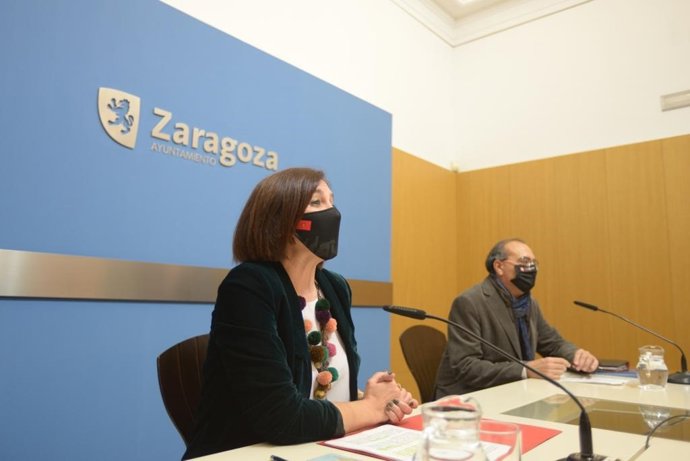 La vicealcaldesa y consejera de Cultura y Proyección Exterior del Ayuntamiento de Zaragoza, Sara Fernández, y el director de la Oficina de Proyección Exterior, Fernando Bermúdez.
