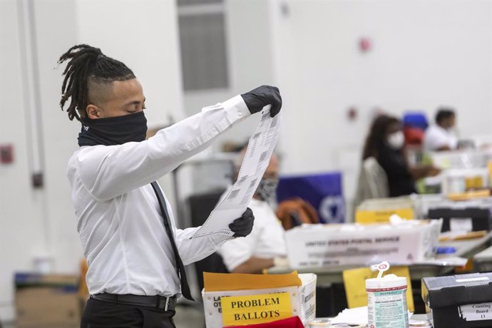 03 November 2020, US, Detroit: A member of the Detroit Department of Elections counts absentee ballots and early voting ballots in the 2020 presidential election. Photo: Jim West/ZUMA Wire/dpa