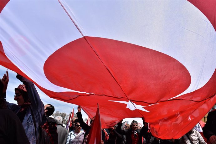 23 April 2019, Turkey, Ankara: Supporters of the main opposition Republican People's Party (CHP) carry a large Turkish national flag during a march towards Anitkabir, the mausoleum of Mustafa Kemal Ataturk, to mark the National Sovereignty, Children's D