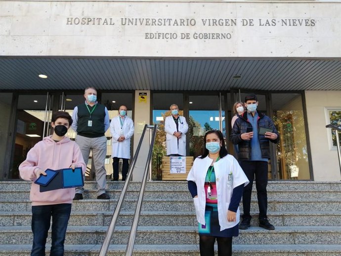 Donación de tabletas al Hospital Virgen de las Nieves