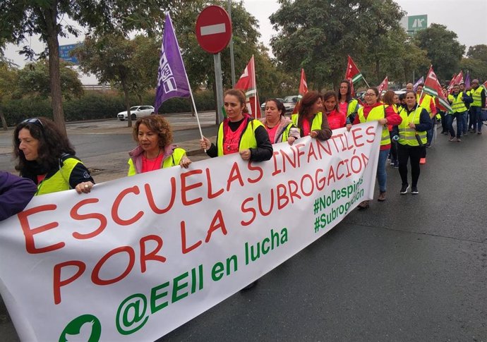 Imagen de archivo de una marcha por las 73 trabajadores de escuelas infantiles despedidas, convocadas por CCOO.