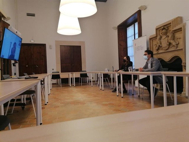 El conseller Negueruela y la directora general de Turismo se reúnen con aerolíneas y turoperadores.
