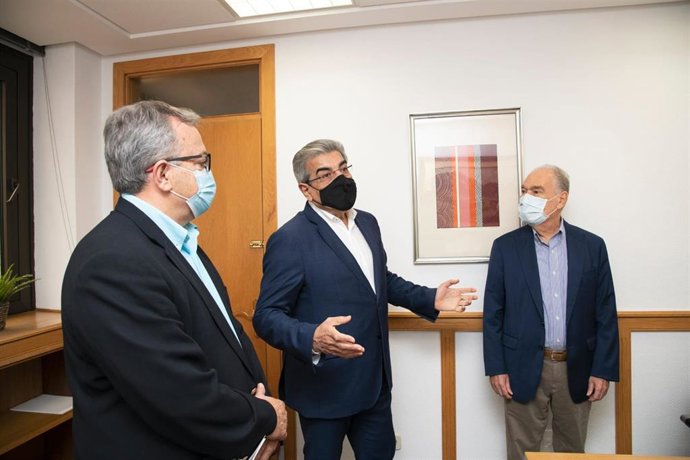 El vicepresidente del Gobierno de Canarias, Román Rodríguez, con representantes de Cáritas Diocesana en Canarias