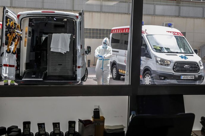 Un trabajador sanitario protegido totalmente en la zona donde acaban de recibir a un paciente con coronavirus para ser atendido en el Hospital Arnau de Vilanova, en Valencia, Comunidad Valenciana, (España), a 24 de abril de 2020.