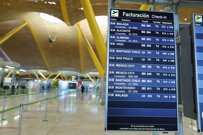 Paneles informativos de la T4 del Aeropuerto de Madrid-Barajas Adolfo Suárez durante el primer día con nuevas restricciones en la movilidad, en Madrid, (España)