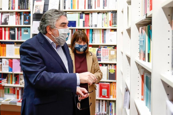 El ministro de Cultura y Deporte, José Manuel Rodríguez Uribes, durante un recorrido por varias librerías independientes, en Madrid, (España), a 13 de noviembre de 2020. Su visita se produce con motivo de la celebración del Día de las Librerías 2020.