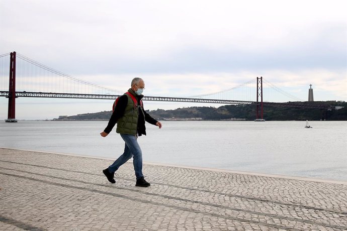 Un hombre con mascarilla pasea en Lisboa