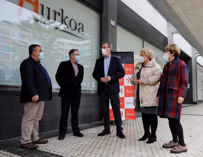 Los diputados Markel Olano y Maite Peña visitan la fundación Hurkoa