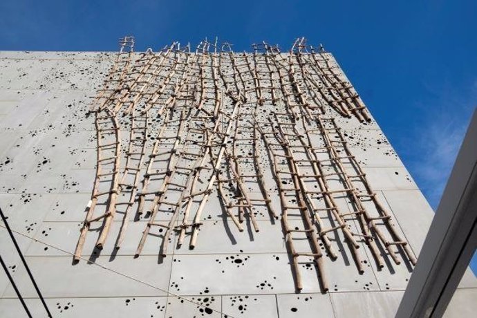 Instalan en San Sebastián un centenar de escaleras usadas por personas migrantes para saltar la valla de Melilla.