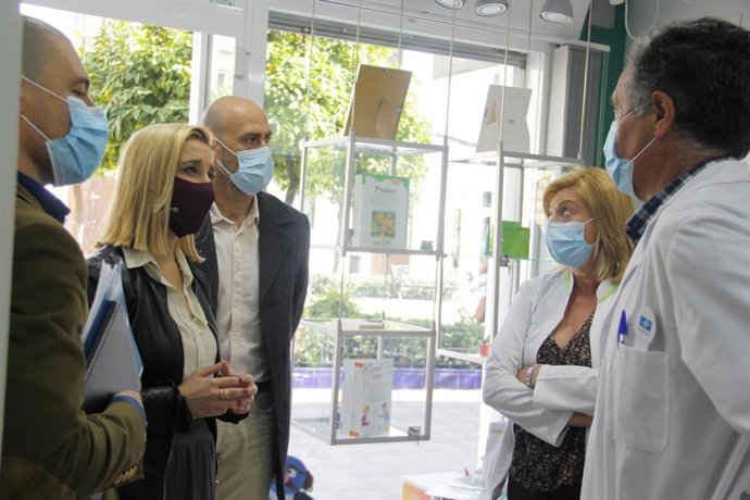 La alcaldesa de Alcalá de Guadaíra (Sevilla), Ana Isabel Jiménez, en su visita a los comercios locales.