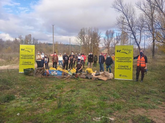 El Gobierno de La Rioja ha puesto en marcha la sexta edición del programa de Voluntariado ambiental Amigos de los Ríos, organizado por la Consejería de Sostenibilidad y Transición Ecológica en el que se realizan actividades de Sensibilización ambient