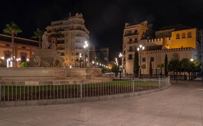 La Puerta de Jerez, con la fuente de Hispalis en el centro y la Avenida de la Constitución al fondo, desierta a partir de las 11 de las noches después de que el Gobierno central haya aprobado el decreto sobre el estado de alarma por el coronavirus. Sevi