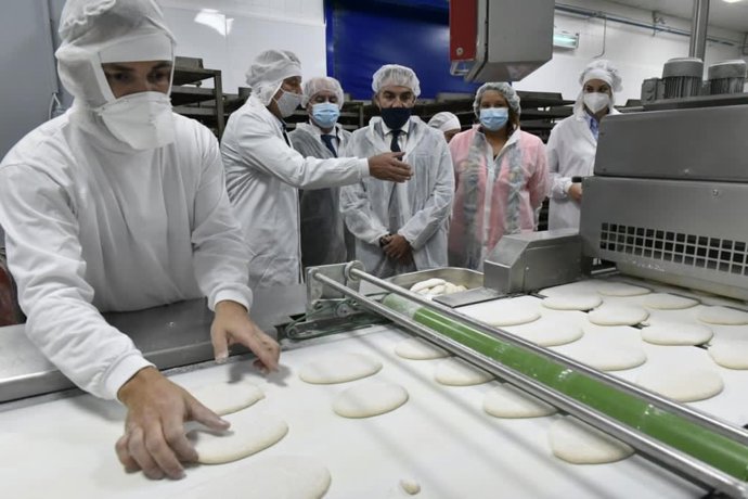 Elías Bendodo y Carmen Crespo en la fábrica de Molletes San Roque en Antequera (Málaga)