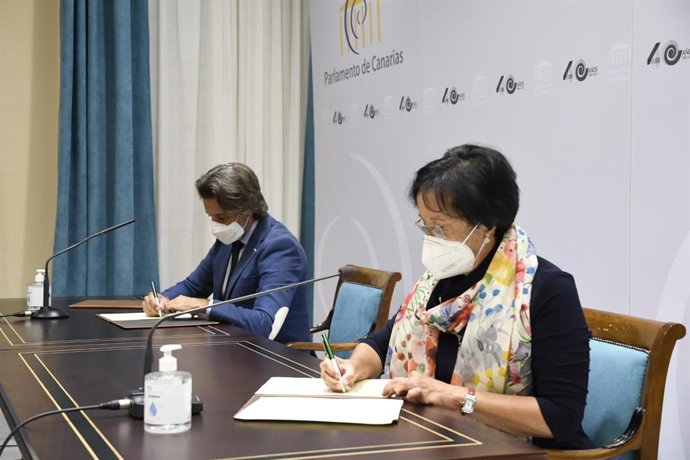 El presidente del Parlamento de Canarias, Gustavo Matos, y la presidenta de Unicef Canarias, Rosa Suárez, en la firma del convenio para analizar el gasto presupuestario en Canarias