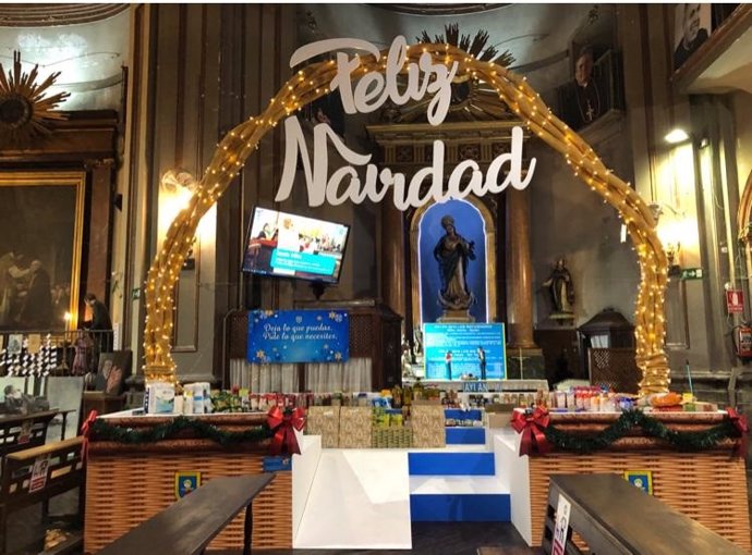 La iglesia de San Antón de Madrid instala una cesta gigante de Navidad para recibir donaciones de comida de empresas y particulares