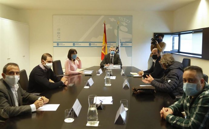 Reunión de representantes de la Xunta y miembros del sector de la hostelería.