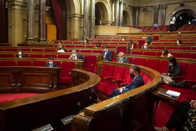 Vista del hemiciclo durante la sesión ordinaria del Pleno del Parlament, en Barcelona (España), a 18 de noviembre de 2020. La sesión de este miércoles ha tratado, entre otros asuntos, sobre la gestión de la pandemia del coronavirus por parte del Govern 