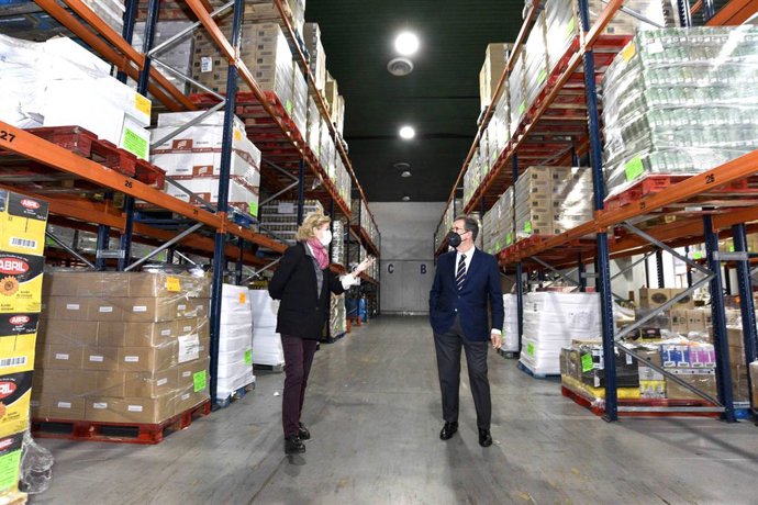 La presidenta de la Federació Catalana del Banc dels Aliments, Roser Brutau, i el director general de la Fundació la Caixa, Antonio Vila, visiten el magatzem del banc d'aliments de Barcelona.