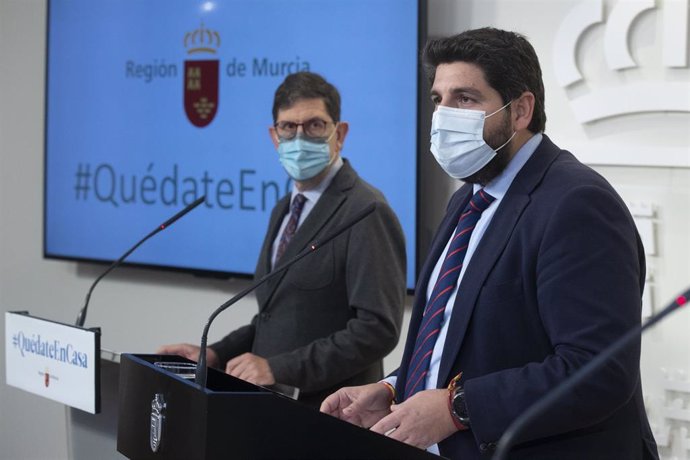 El presidente de la Comunidad, Fernando López Miras, a la derecha, y el consejero de Salud, Manuel Villegas
