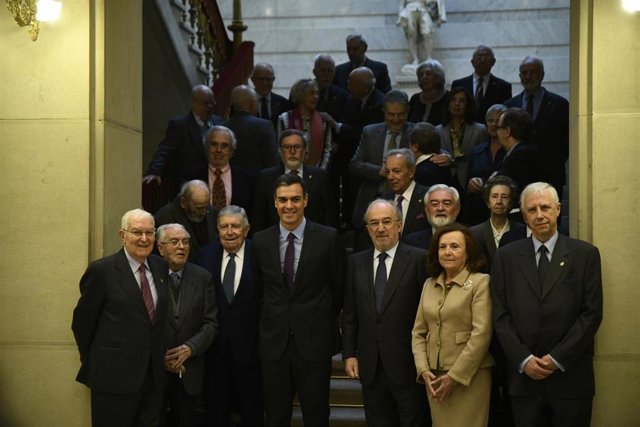 Foto de familia de el presidente del Gobierno, Pedro Sánchez, con el presidente de la Real Academia Española y los académicos de la Lengua, durante la visita a la sede de la RAE el año pasado