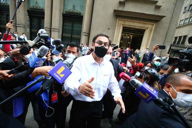 12 November 2020, Peru, Lima: Former President of Peru Martin Vizcarra (C) arrives at the office of Peruvian prosecutor German Juarez. The Peruvian parliament removed Vizcarra from office on 9 November by a clear majority. Photo: -/GDA via ZUMA Wire/dpa
