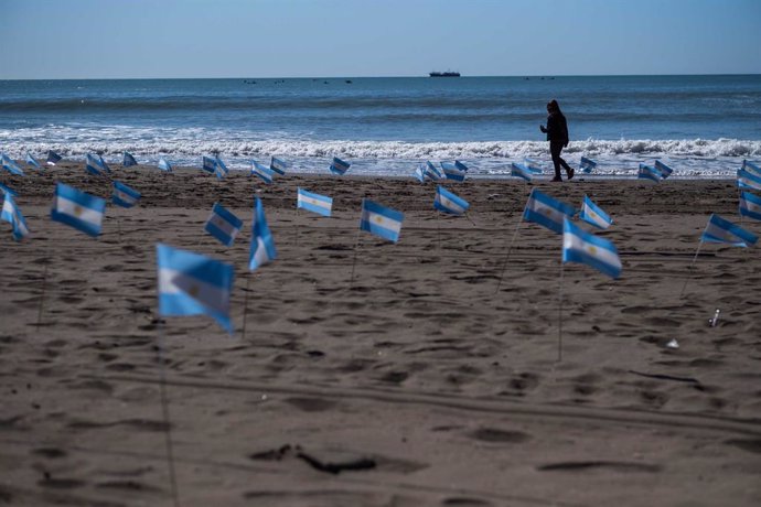08 October 2020, Argentina, Mar del Plata: Small Argentine flags stick out of the sand of a beach in memory of 504 coronavirus victims of the coastal town of Mar del Plata. Photo: Diego Izquierdo/telam/dpa